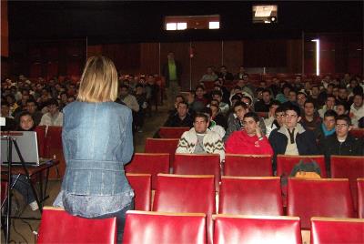 Eva Pérez Bech, vicepresidenta de Cocemfe, de espaldas, dando una charla