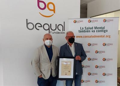 El presidente de Salud Mental España recibe el Sello Bequal Plus, que certifica la excelencia de su política inclusiva con las personas con discapacidad, del presidente de patronato Fundación Bequal