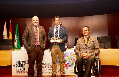 Alfonso Gutiérrez, presidente de AESE, recibe el Premio cermi.es