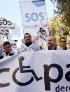 Miguel Carballeda, presidente de la ONCE y su Fundación y Luis Cayo Pérez Bueno, presidente del CERMI, en la cabecera de la marcha SOS Discapacidad