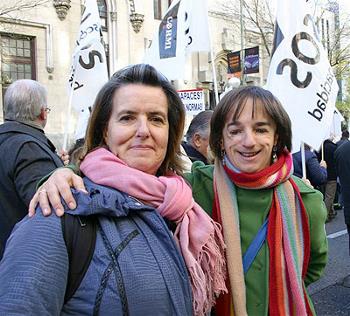 Vicky Bendito (derecha), junto a Marisa Gil, presidenta de la Asociación Síndrome de Treacher Collins