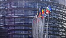 Banderas de la UE ante el Parlamento europeo