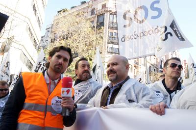 Mario, cubriendo informativamente una manifestación del CERMI.