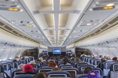 Pasajeros sentados en un avión